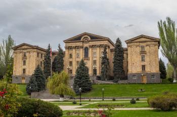 Армянский парламент принял резонансный Судебный кодекс 
