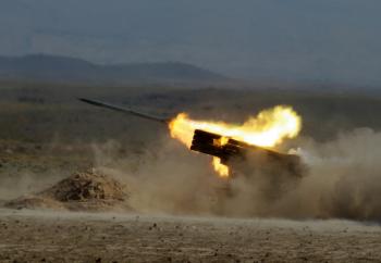 Установка залпового огня «Град» Армии обороны Арцаха калибра 122-мм ведет огонь на полигоне