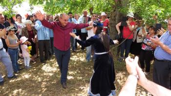 Бако Саакян танцует