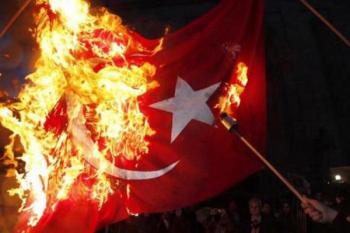флаг Турция горит