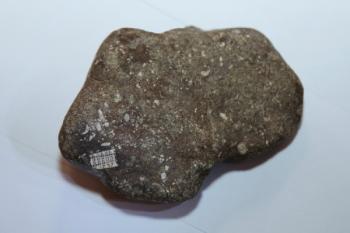 камень с фрагментом