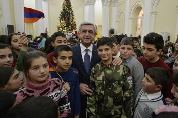 Серж Саргсян и дети и елка