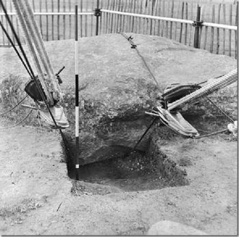 Из многотысячелетнего валуна торчит современная начинка Из многотысячелетнего валуна торчит современная начинка