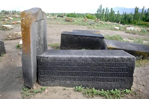 Могила архимандрита Егиазара в Паяджуке, Иран. Фото 2011 года