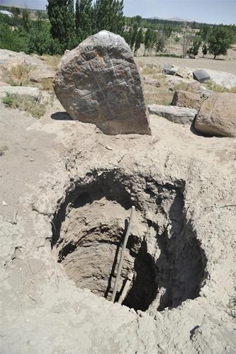Разрытая могила в селе Паяджук. Иран