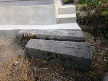 Санаин могильные плиты вандализм