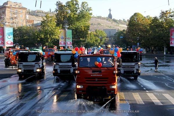 парад поливальных машин