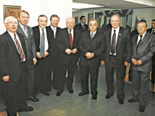 Л. Айрапетян (в центре) и В. Лукин, В. Кожин, Л. Тягачев, В. Черномырдин, Е. Примаков (слева направо)
