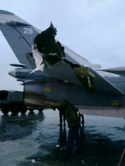 Повреждения российского самолета после обстрела авиабазы