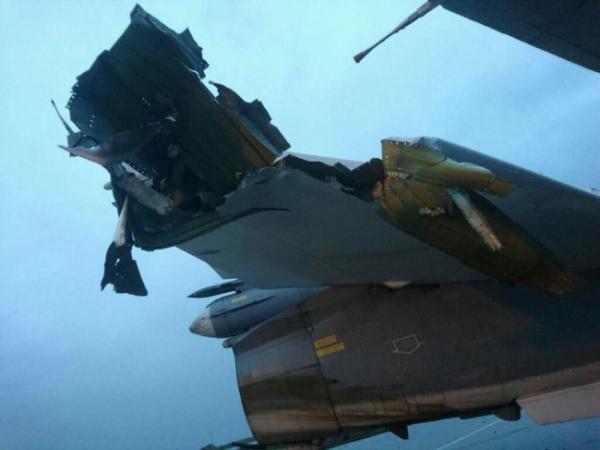 Повреждения российского самолета после обстрела авиабазы