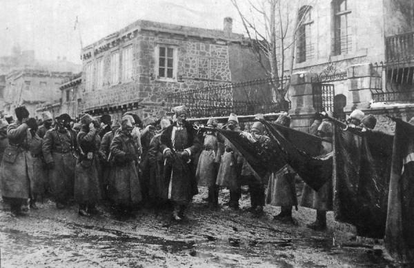 захваченные в Эрзеруме турецкие знамена