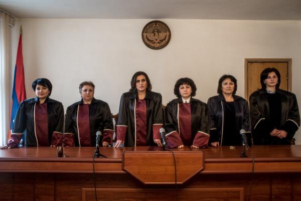 женщины в суде Арцах