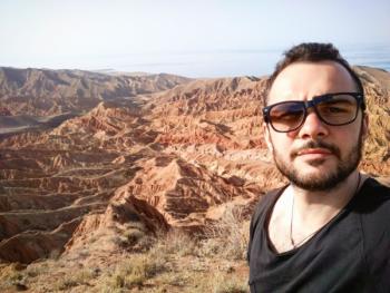 Влад Мовсесов