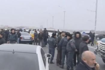 ВИДЕО:  Между полицией и участниками акции протеста произошло столкновение 