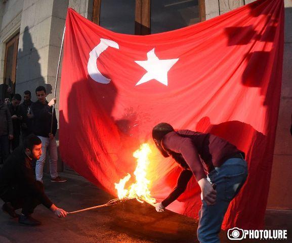 Факельное шествие к Мемориалу памяти жертв Геноцида армян стартовало с сожжения флага Турции