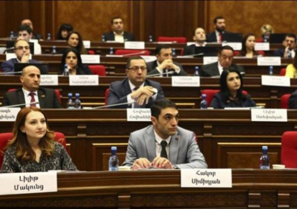 В Армении есть депутаты, которые больше летают, чем ходят