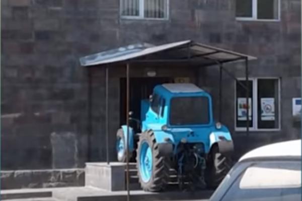 ВИДЕО: Крестьяне заблокировали трактором здание суда на юге Армении