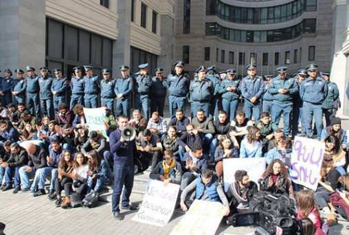 Отставка министра не имеет альтернативы - ряды протестующих студентов множатся