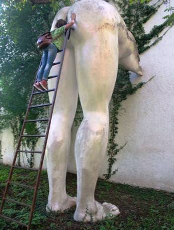 памятник подхалимству