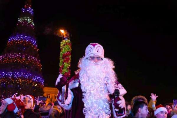 В Степанакерте зажглись огни главной новогодней елки, в Ереване это произойдет днем позже