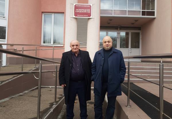 Адвокаты Фахраддина Аббосзода Карен Нерсисян и Рубен Киракосян у суда где Абосзада был похищен