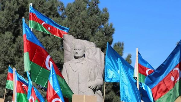 Памятник Мамед Эмин Расулзаде в Азербайджане