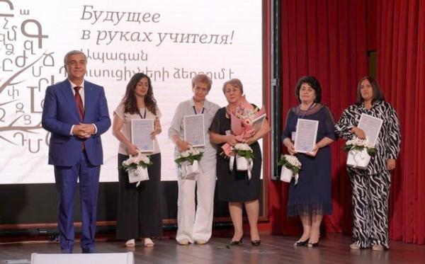 Камо Айрапетян с опытными и молодыми преподавателями Камо Айрапетян с опытными и молодыми преподавателями